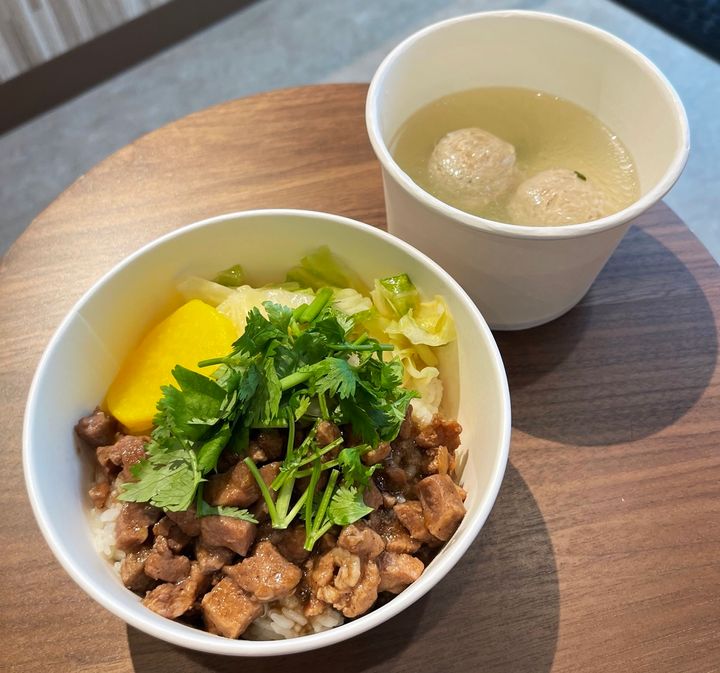 左から「魯肉飯」670円、「団子スープ」400円（セットの場合は380円）