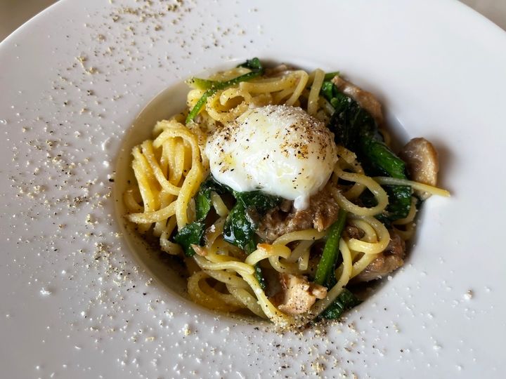 「ぺぺたま‼︎ とろ～り半熟卵がのったグリルチキンとホウレン草のオイルソース」1188円