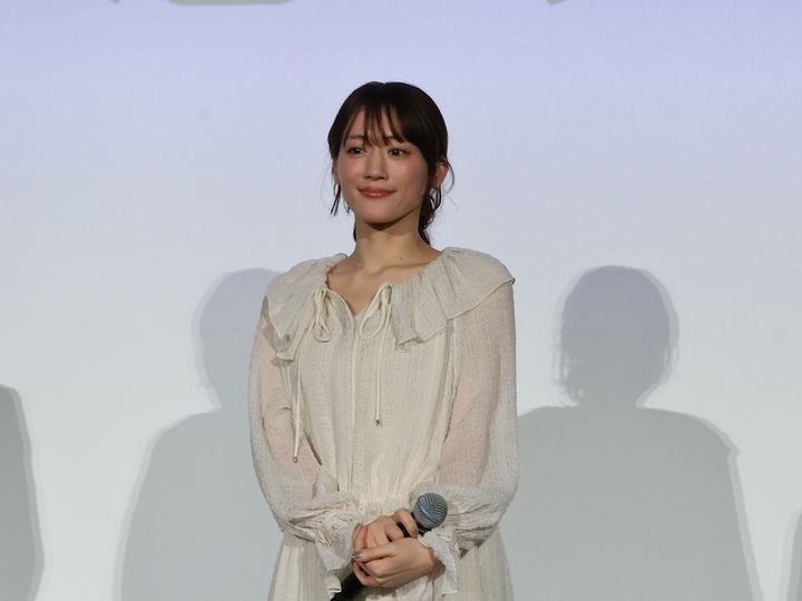 綾瀬はるか、『ルート29』撮影のために自宅で歩きタバコの練習!? 指導は市川実日子