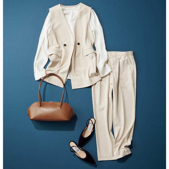 七五三後も通勤にも着回しやすいアンフィーロのオフホワイトのジレとパンツのセットアップ