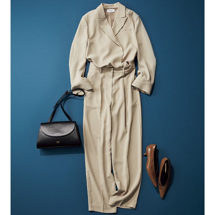 ミラオーウェンのシャツとパンツの2ピースに見えるデザインのベージュのセットアップ