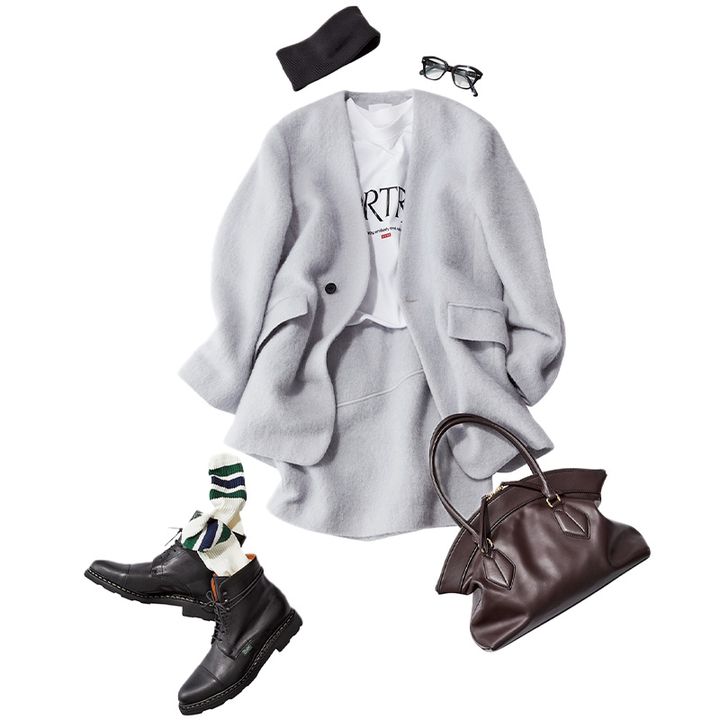 ロゴTをミニスカコーデの抜け感にプラス