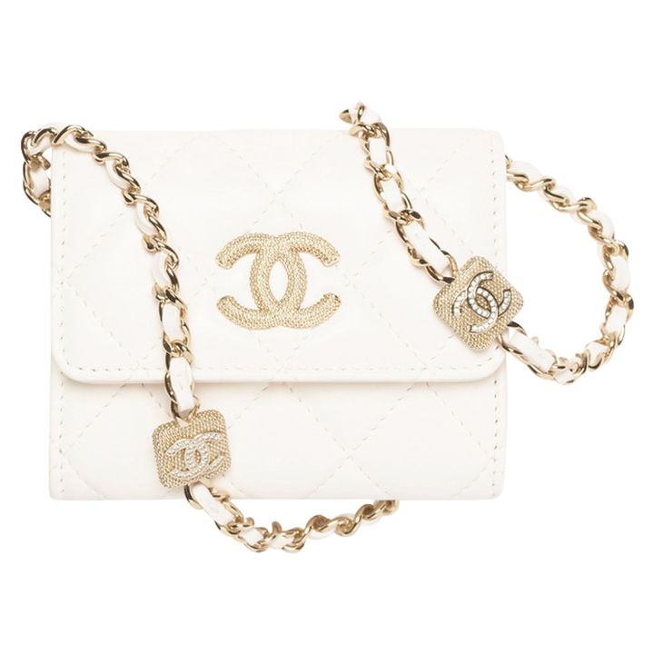 チェーン付きクラッチ 本体 H8.5cm ￥393,800（予定価格）／CHANEL（シャネル カスタマーケア）