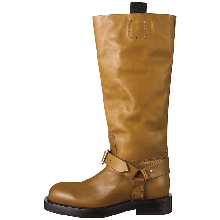 ブーツ ヒール 3cm ￥302,500（予定価格）／BURBERRY（バーバリー・ジャパン）