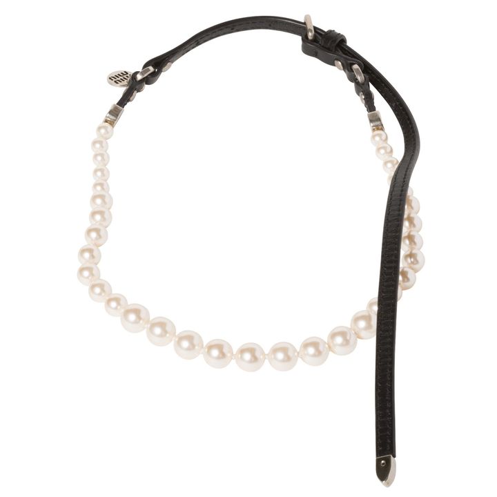 ネックレス ￥134,200（予定価格）／MIU MIU（ミュウミュウ クライアントサービス）