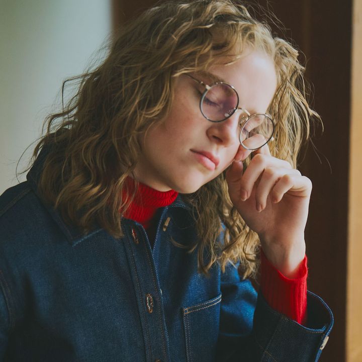 赤いニットをアクセサリーのようにちらっと”光らせて”差し色に使う【マイスタンダードブック】