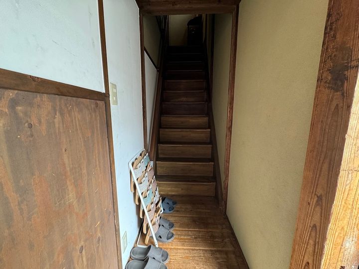 昔の趣が残る古めかしい階段にワクワク