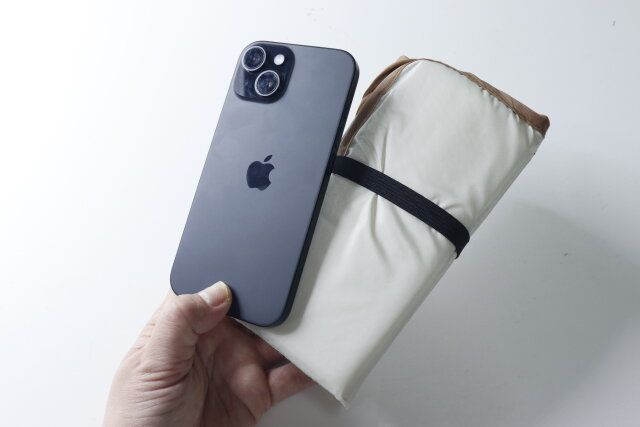 セリアの折りたたみレジャークッションをスマホのサイズを比較