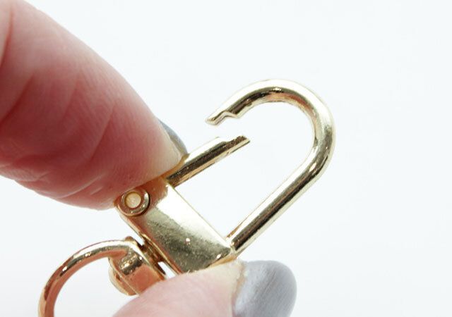 ダイソー バッグチャーム付スクエアポーチ（ミニーアイコン） 金具