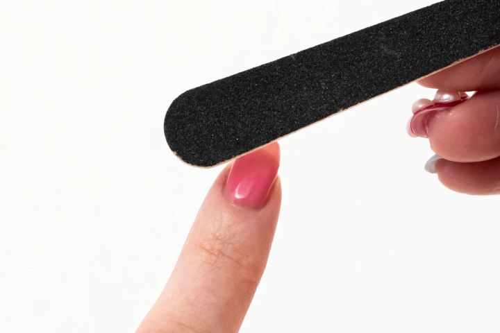 ファイルで爪全体に傷をつける