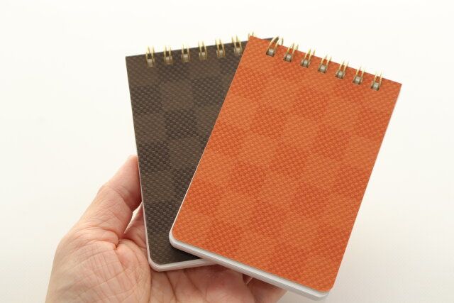 ダイソー プレミアムツインリングメモ（市松、A7、70枚） サイズ感