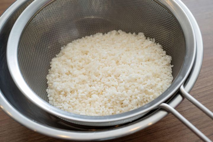 米を研いで水気をきる