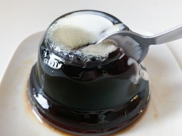 コーヒーゼリー自体はかなり弾力があり、固めです