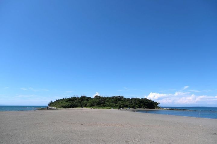 広い砂浜の両側が海水浴場になる