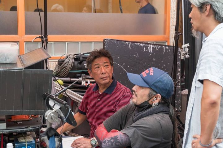 第4話の撮影現場でモニターをチェックし、スタッフに指示をする赤松さん。「フォーカス、長めで」など、的確で簡潔なやりとりです。