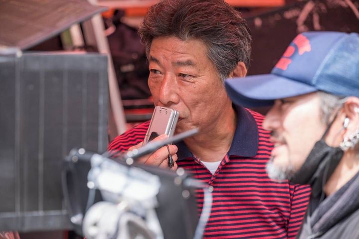 赤松比呂志さん。「孤独のグルメ」シーズン１から映像の要を担うVEを担当。色味や画質まで細かく調整し、「孤独のグルメ」ならではの映像を作り出す。その手腕に現場ではスタッフから尊敬と親しみをこめて「先生」と呼ばれ、頼られる存在。もともとドラマ専属ではなく、ドキュメンタリーチームとして活躍してきた。