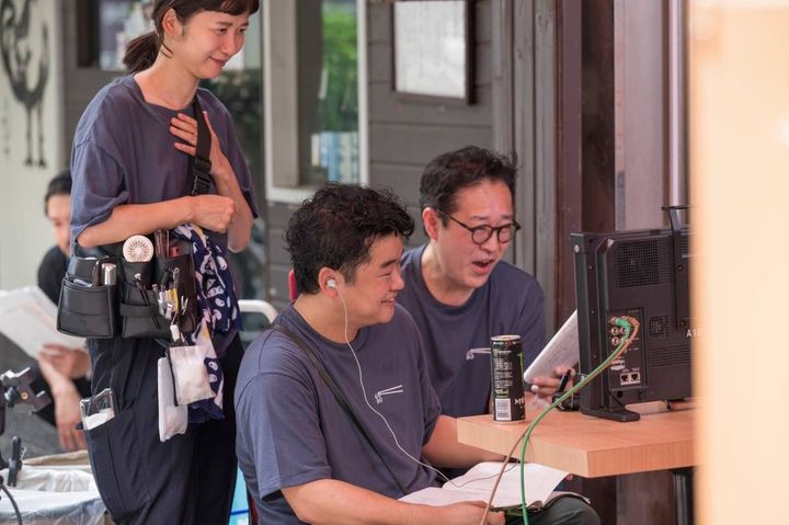 北畑龍一監督とともにモニターを見つめていた田口さん。会心のカットが撮れたのか、思わず笑顔がこぼれます。