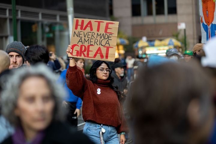 2024年11月9日、米NYにてトランプ次期大統領の移民政策に反対する抗議活動が行われた。