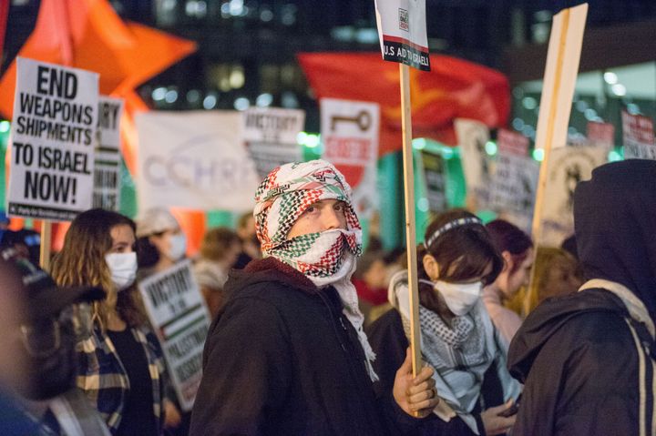 2024年11月6日、大統領選翌日のイリノイ州・シカゴでは親パレスチナ団体がトランプホテル前でデモを実施。