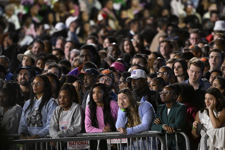 米大統領選挙当日、ワシントンDCでカマラ・ハリス副大統領の到着を待つ支持者たち。