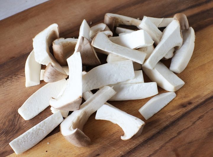 簡単人気エリンギのレシピ めんつゆバター炒め byぐっち夫婦の下準備1