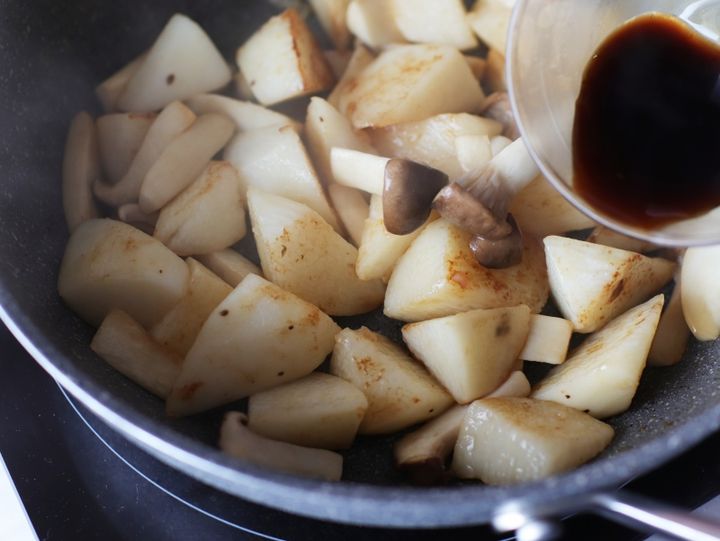 簡単人気エリンギのレシピ めんつゆバター炒め byぐっち夫婦の作り方3