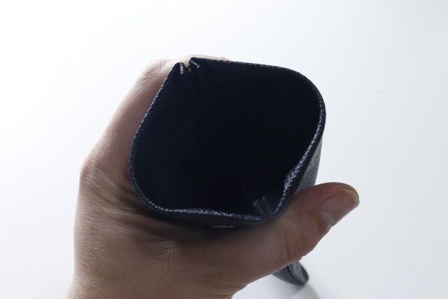 セリアのメガネケース ポケット付 ばね口式 革風の口部分