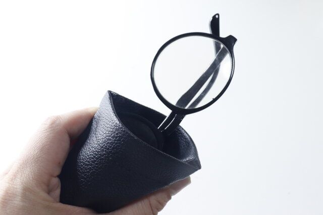 セリアのメガネケース ポケット付 ばね口式 革風にメガネを収納