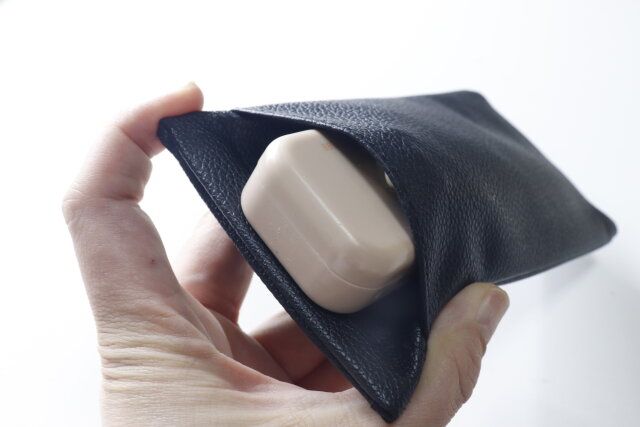 セリアのメガネケース ポケット付 ばね口式 革風のポケットに小物を収納