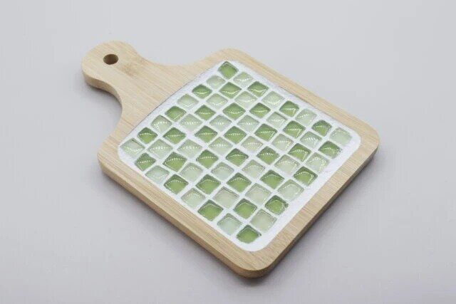 ダイソー ガラスタイル1cm角グリーン系