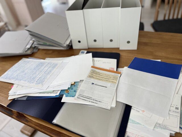 バラバラになっている書類