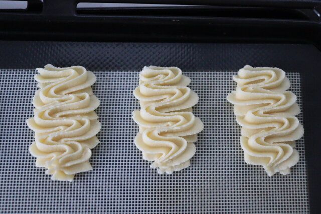 生地 ウェーブ状に絞った形