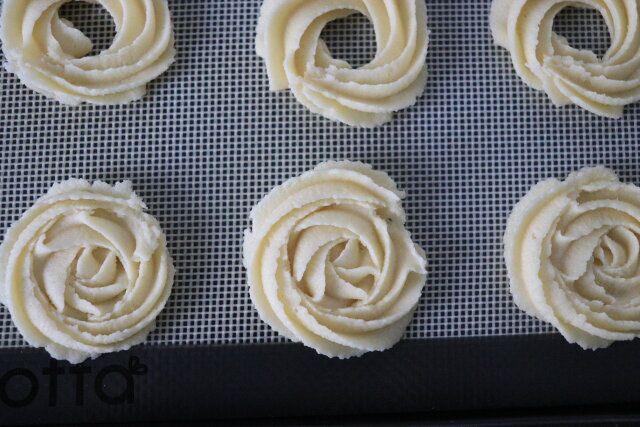 生地 丸く薄く絞った形