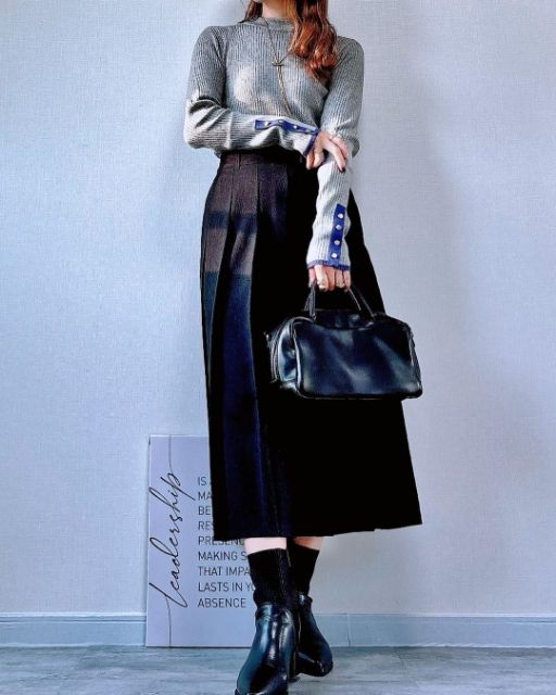 プリーツミディスカートを着たコーデ