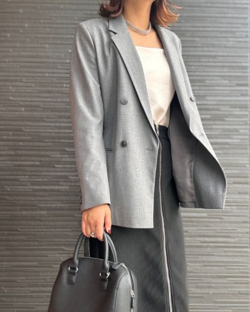 黒のフロントジップナローロングスカートを着たコーデ