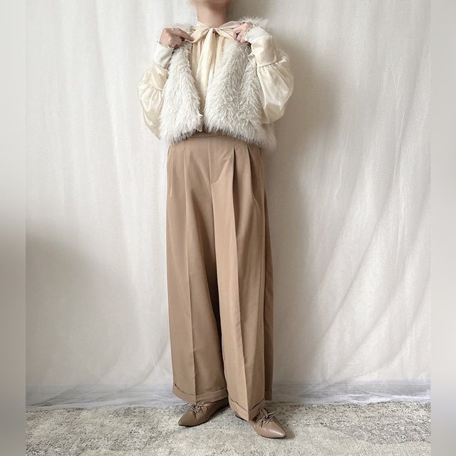 しまむらのアイボリーの「エコファー短丈ベスト」×タックパンツ