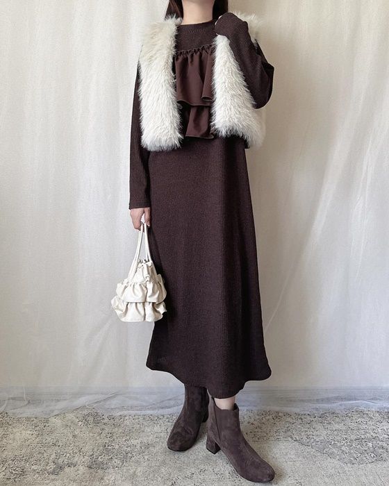 しまむらのアイボリーの「エコファー短丈ベスト」×ビスチェリブワンピース