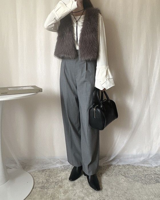 しまむらのダークグレーの「エコファー短丈ベスト」×スラックス