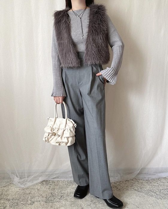 しまむらのダークグレーの「エコファー短丈ベスト」×スラックス