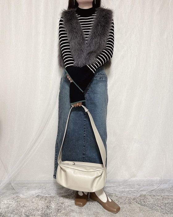 しまむらのダークグレーの「エコファー短丈ベスト」×デニムナロースカート