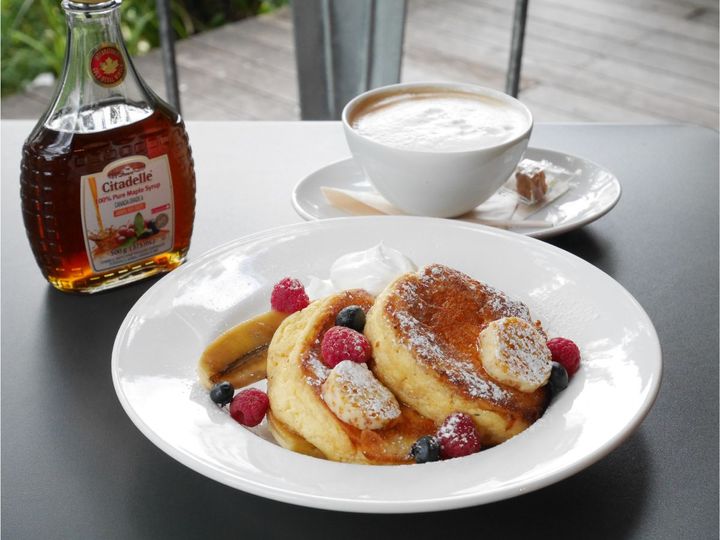 「リコッタチーズのパンケーキ w/ベリーとキャラメルバター」1180円（税抜）