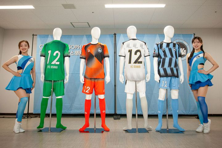 FC大阪が「コシノジュンコ」デザインの2025新ユニフォームを発表！“万博イヤー”は原点回帰の青黒ストライプに