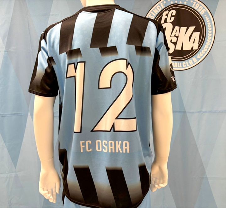 FC大阪が「コシノジュンコ」デザインの2025新ユニフォームを発表！“万博イヤー”は原点回帰の青黒ストライプに