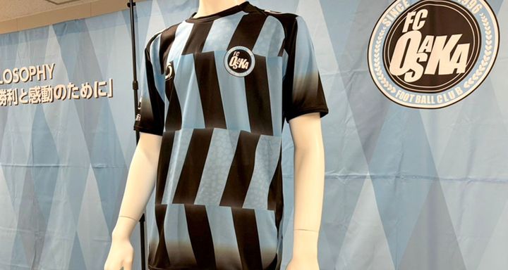 FC大阪が「コシノジュンコ」デザインの2025新ユニフォームを発表！“万博イヤー”は原点回帰の青黒ストライプに