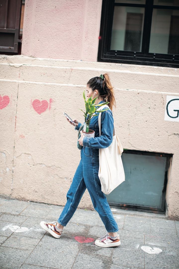 デニムのシンプルコーデがやっぱり人気！【海外のおしゃれさんの一週間コーデ】