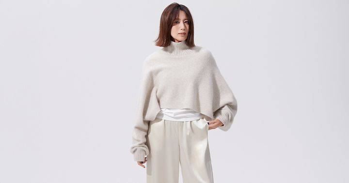 ルフィルのクロップド丈のベージュニットとサテンパンツを合わせたワントーンコーデ