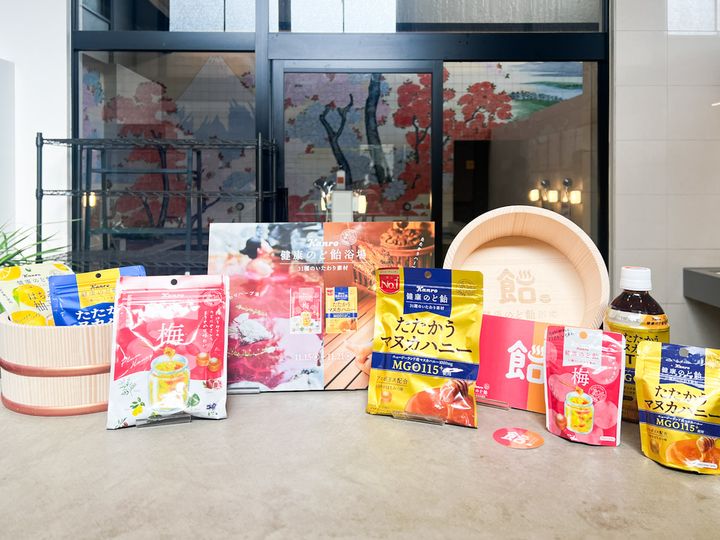 テーブルに並んだ「健康のど飴」など