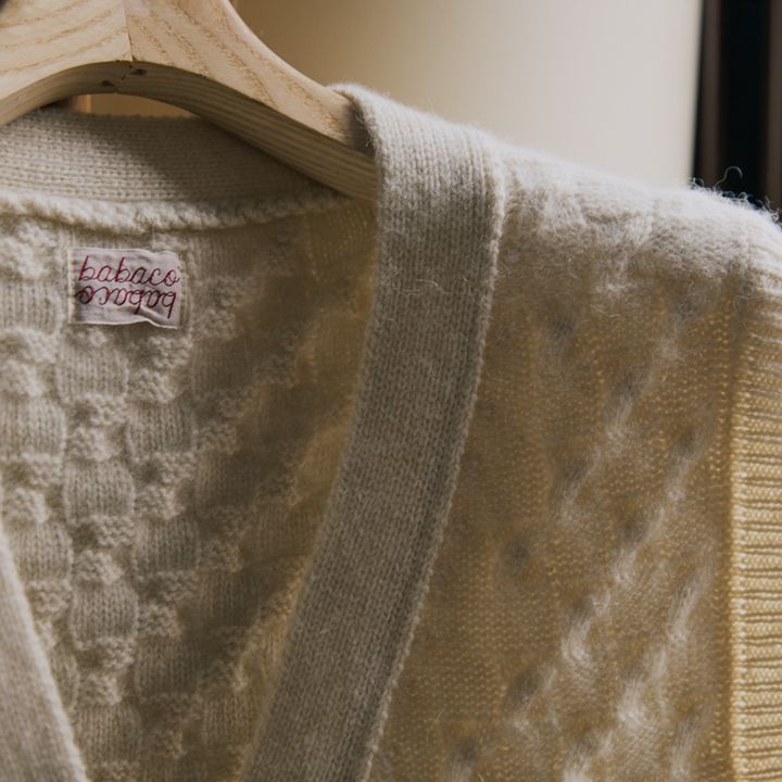 ケーブルチェックのカシミアニット同士をレイヤードすると、ピュアな冬の白スタイルが完成する 【マイスタンダードブック】