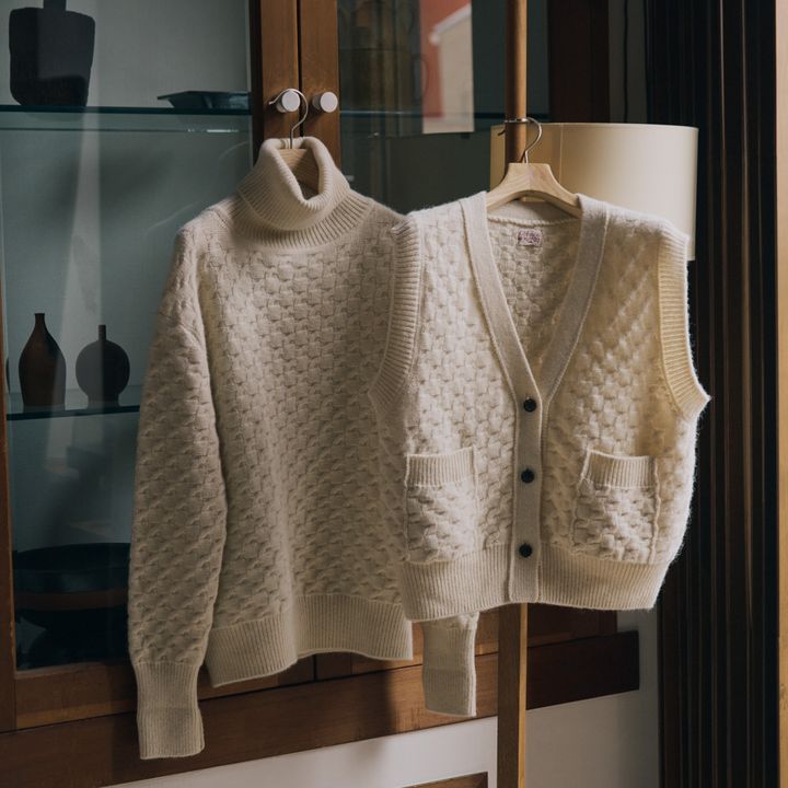 ケーブルチェックのカシミアニット同士をレイヤードすると、ピュアな冬の白スタイルが完成する 【マイスタンダードブック】