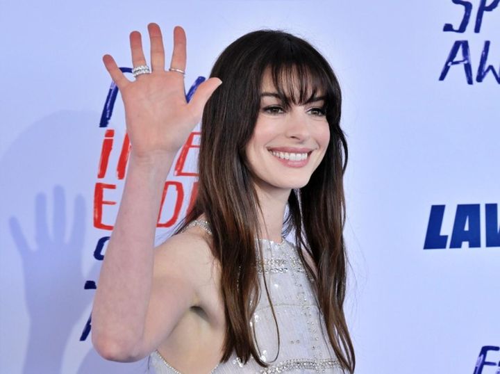 画像: アン・ハサウェイが子どもとNBA観戦